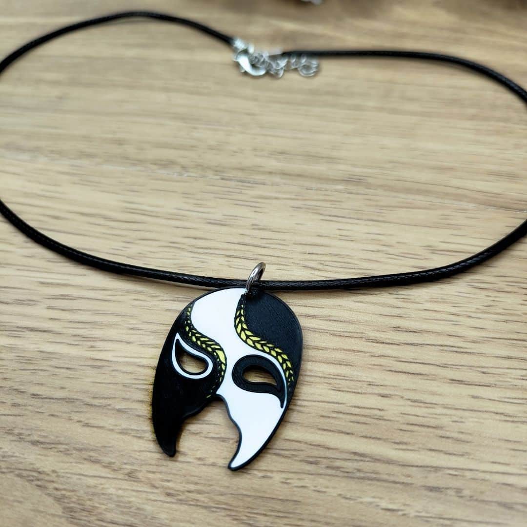 Mysteriöse Maskenohrringe