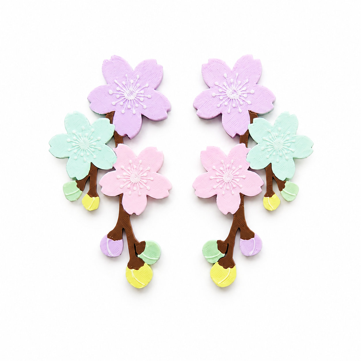 Ohrringe mit pastellfarbenen Blumenzweigen